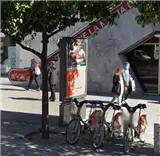 Mupi de la calle Luis de Morales, a la altura del centro comercial Nervión, en Sevilla